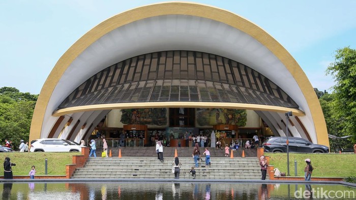 Pengunjung memadati kawasan Taman Mini Indonesia Indah di Jakarta, Senin (23/3/2026).

Destinasi wisata budaya ini kembali menjadi pilihan utama masyarakat untuk menghabiskan waktu bersama keluarga.