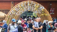 Pengunjung memadati kawasan Taman Mini Indonesia Indah di Jakarta, Senin (23/3/2026).