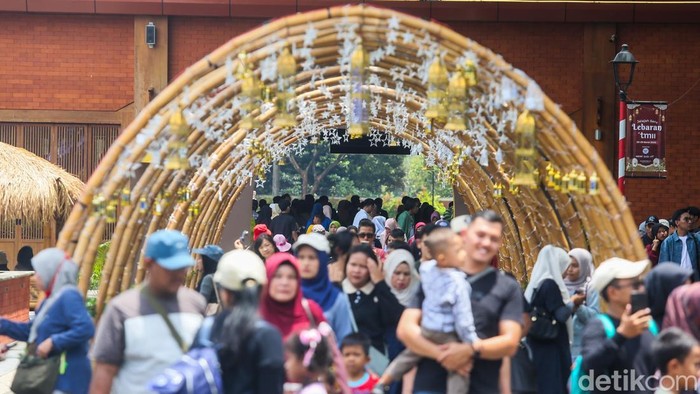 Pengunjung memadati kawasan Taman Mini Indonesia Indah di Jakarta, Senin (23/3/2026).

Destinasi wisata budaya ini kembali menjadi pilihan utama masyarakat untuk menghabiskan waktu bersama keluarga.