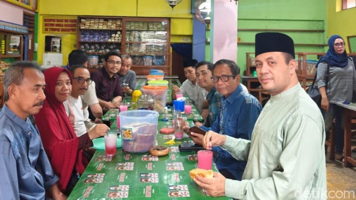 Mahfud MD bersama keluarga dan teman masa kecil menikmati kuliner di sedih mampir