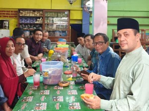 Nostalgia Manis! Mahfud MD Minum Es Sirup Sudi Mampir Pamekasan Sejak 1970
