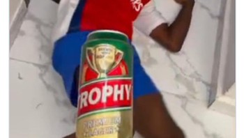 Mau dikasih piala malah ditolak. Foto: X.com