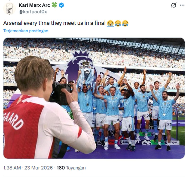 Arsenal gagal meraih gelar juara Carabao Cup 2026, setelah dikalahkan oleh Manchester City 0-2 di Wembley Stadium. Meme kekalahan mereka pun bertebaran di internet.