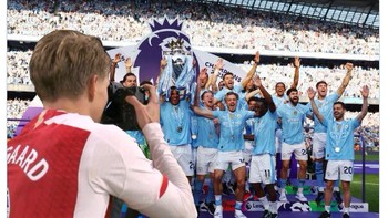 Masa jadi juru foto tim lawan yang angkat piala juara sih. Foto: X.com