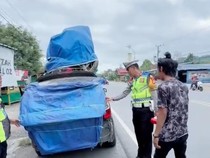 Avanza Angkut 12 Orang dan Motor di Atap, Pintu Bagasi Terbuka-Ditutupi Terpal