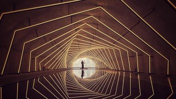 Pemenang kategori Arsitektur diraih Ma Shuolong. Terowongan cahaya geometris yang memukau membingkai sosok tunggal, menarik perhatian melalui simetri sempurna dan garis-garis yang menuntun. Pantulan cahaya menggandakan dampak visualnya. Ma Shuolong menampilkan keterampilan fotografi mobile yang luar biasa, memadukan arsitektur, komposisi, dan penceritaan ke dalam adegan yang mencolok dan imersif. Foto: Mobile Photography Awards
