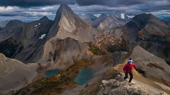 Pemenang kategori Lanskap & Satwa Liar diraih Ewa Cieslikiewicz. Pemandangan pegunungan Alpen yang dramatis terbentang dengan puncak-puncak yang tajam dan langit yang muram, sementara seorang pendaki sendirian menambah skala dan koneksi manusia. Garis-garis penuntun yang kuat mengarahkan pandangan. Ewa Cieslikiewicz menunjukkan keterampilan fotografi mobile yang luar biasa, menangkap keagungan, kedalaman, dan suasana dengan presisi. Foto: Mobile Photography Awards