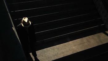 Pemenang kategori Kegelapan diraih Luis Morales Martin. Sosok tunggal bertopi muncul dari bayangan gelap, dilintasi oleh seberkas cahaya di seberang tangga. Komposisi minimalis dan kontras yang kuat menciptakan misteri. Jose Luis Morales Martin menunjukkan seni fotografi bergerak yang halus, menggunakan cahaya dan pembingkaian untuk membangkitkan ketegangan sinematik. Foto: Mobile Photography Awards
