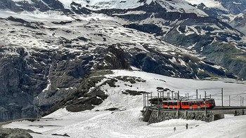 Pemenang kategori Travel diraih Joseph Cyr. Sebuah kereta api berwarna merah menyala melaju menembus medan es di bawah Matterhorn yang menjulang tinggi, menciptakan kontras dan skala yang mencolok. Komposisi yang kuat menyeimbangkan tekstur latar depan dan puncak-puncak di kejauhan. Joseph Cyr menampilkan keterampilan fotografi mobile yang luar biasa, menangkap petualangan, kedalaman, dan penceritaan lanskap dramatis dengan presisi. Foto: Mobile Photography Awards