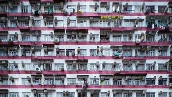 Pemenang kategori Foto Esai diraih William Shum. Fasad padat dengan jendela dan balkon yang berulang membentuk kisi-kisi yang mencolok, kontras dengan taksi merah menyala di bawahnya. Pembingkaian dan simetri yang tepat menekankan ritme perkotaan. William Shum menampilkan bakat fotografi mobile yang luar biasa, menangkap skala, pola, dan kehidupan kota sehari-hari dengan jelas. Foto: Mobile Photography Awards