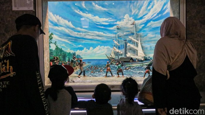 Anak-anak bermain dan berlarian di kawasan Monumen Nasional, Senin (23/3/2026). Suasana H+2 Lebaran dimanfaatkan warga untuk berwisata dan menikmati ruang terbuka di pusat ibu kota.