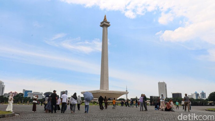 Anak-anak bermain dan berlarian di kawasan Monumen Nasional, Senin (23/3/2026). Suasana H+2 Lebaran dimanfaatkan warga untuk berwisata dan menikmati ruang terbuka di pusat ibu kota.