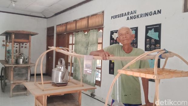 Mantan anak buah Karso Jukut, Wakiman, di museum angkringan Desa Ngerangan, Bayat, Klaten. Mantan anak buah Karso Jukut, Wakiman, di museum angkringan Desa Ngerangan, Bayat, Klaten. Foto diambil Selasa (17/3/2026).