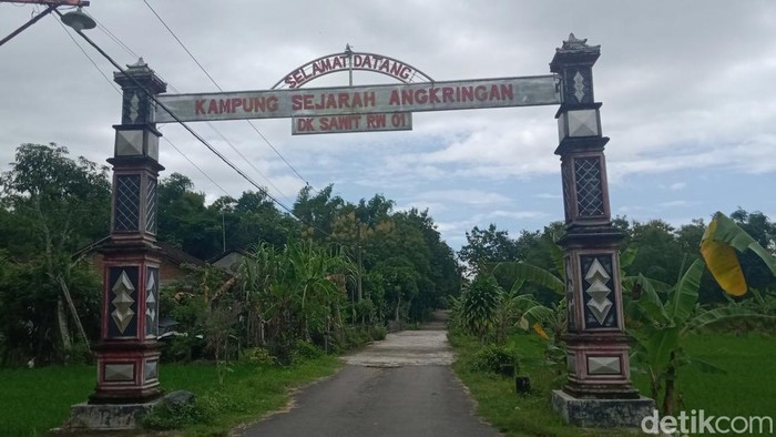 Gapura Kampung Sejarah Angkringan di Dukuh Sawit, Desa Ngerangan, Kecamatan Bayat.. Foto diambil Selasa (17/3/2026).