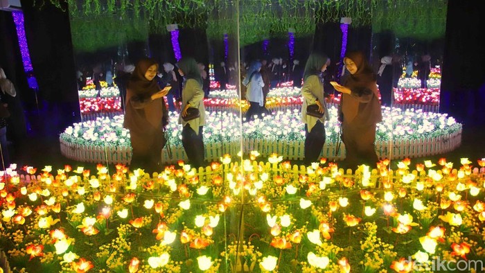 Sejumlah pengunjung memadati Museum Lighting Art di kawasan Kota Tua, Jakarta Barat, Senin (23/3/2026). Libur Lebaran menjadi momen yang dimanfaatkan warga untuk menikmati waktu bersama keluarga sekaligus mencari pengalaman wisata yang berbeda.