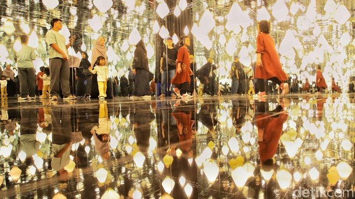 Sejumlah pengunjung memadati Museum Lighting Art di kawasan Kota Tua, Jakarta Barat, Senin (23/3/2026). Libur Lebaran menjadi momen yang dimanfaatkan warga untuk menikmati waktu bersama keluarga sekaligus mencari pengalaman wisata yang berbeda.