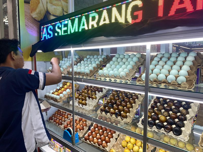 oleh-oleh telur asin di toko Ridho Jaya yang berlokasi di Rest Area 260B Heritage Pabrik Gula