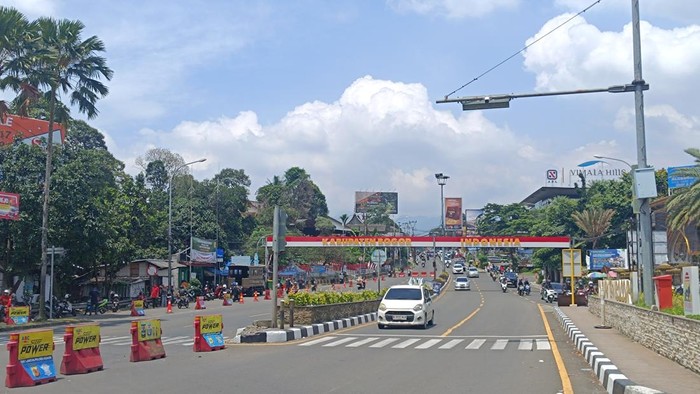 One way arah Puncak-Jakarta, Senin (23/3/2026).