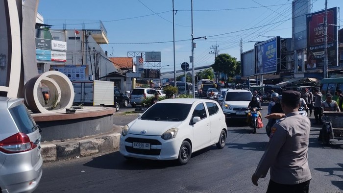 Padatnya persimpangan Tugu Wingko Babat