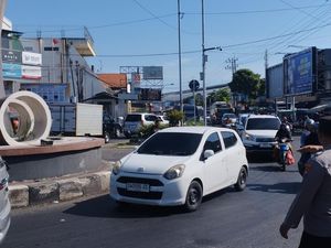 Simpang Tugu Wingko Babat Lamongan Padat Imbas Mudik Lokal
