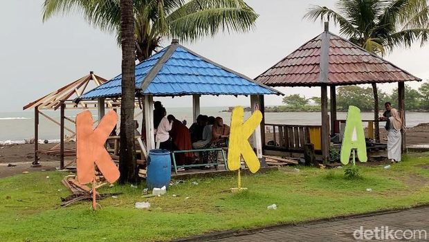 Pantai Akkarena Makassar. Pantai Akkarena Makassar.