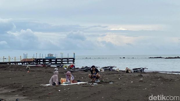 Pantai Akkarena Makassar. Pantai Akkarena Makassar.