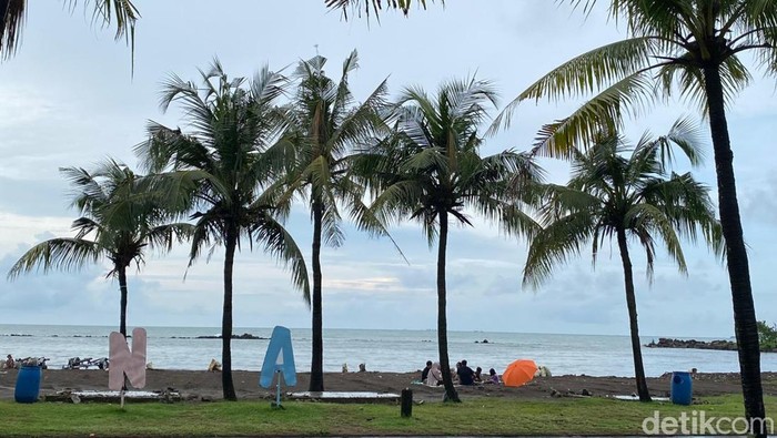 Pantai Akkarena Makassar.