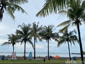 Pantai Akkarena Makassar Sepi Pengunjung Saat Libur Lebaran Imbas Hujan