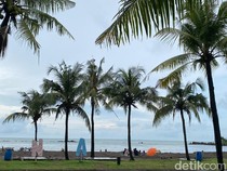 Pantai Akkarena Makassar Sepi Pengunjung Saat Libur Lebaran Imbas Hujan
