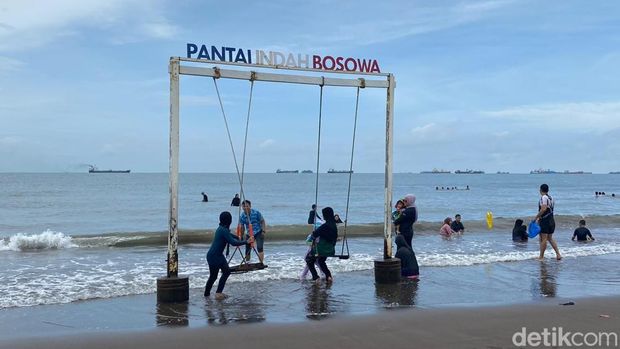 Pantai Indah Bosowa Makassar.