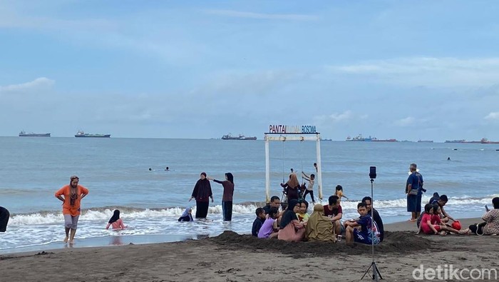 Pantai Indah Bosowa Makassar.