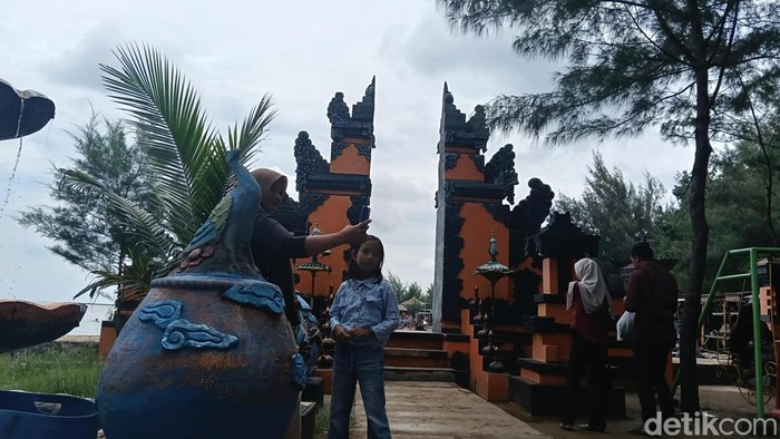 Pantai Tirta Ayu Indramayu.