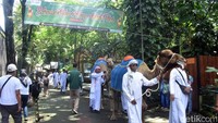 Pantauan di lokasi, parade berlangsung singkat, mulai pukul 09.45 hingga 10.20 WIB. Meski demikian, antusiasme pengunjung terlihat tinggi. Banyak pengunjung tampak merekam momen menggunakan ponsel, berfoto bersama satwa, hingga menyentuh beberapa satwa yang diarak.