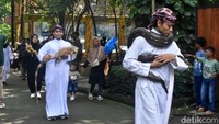 Direktur operasional KBS, Nurika Widyasanti mengatakan parade satwa ini digelar untuk menarik kembali pengunjung pasca arus mudik Lebaran.