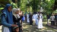 Ribuan pengunjung memadati area kebun binatang untuk menyaksikan beragam satwa yang dihadirkan dalam atraksi itu.