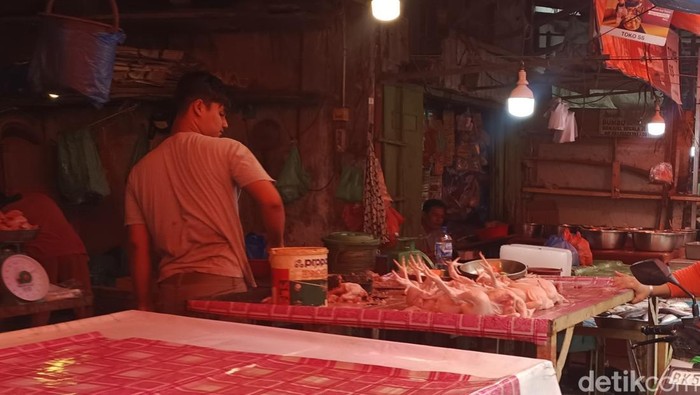 Pedagang Ayam di Pasar Sei Sikambing Medan. (Nanda Marbun/detikSumut)