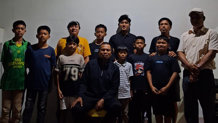 Pemain PSM Mufli Hidayat pulang ke kampung halamannya di Bone merayakan libur Lebaran Idul Fitri 1447 Hijriah.