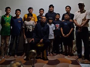 Libur Lebaran, Pemain PSM Mufli Hidayat Berbagi Ilmu di Kampung Halaman