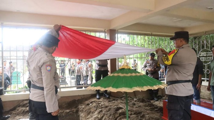 Pemakaman jenazah Bripka Septian Eko Nugroho, anggota Polres Pekalongan yang meninggal saat melaksanakan pengamanan Operasi Ketupat Candi di Alun-alun Kajen.