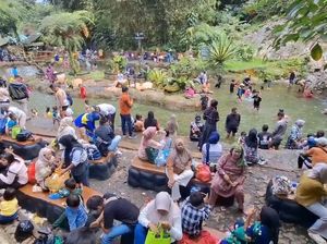 Video: Ramai-ramai Liburan di Pemandian Air Panas Subang
