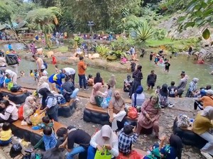 Video: Ramai-ramai Liburan di Pemandian Air Panas Subang
