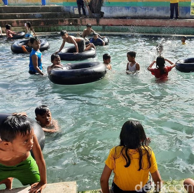 Keseruan Berenang di Pemandian Sumber Penang Pamekasan