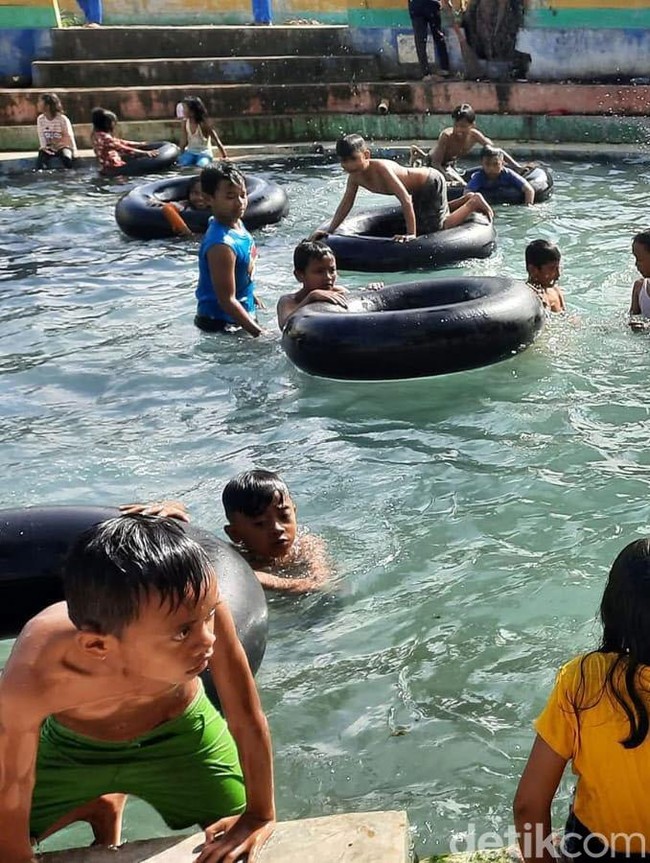 Keseruan Berenang di Pemandian Sumber Penang Pamekasan