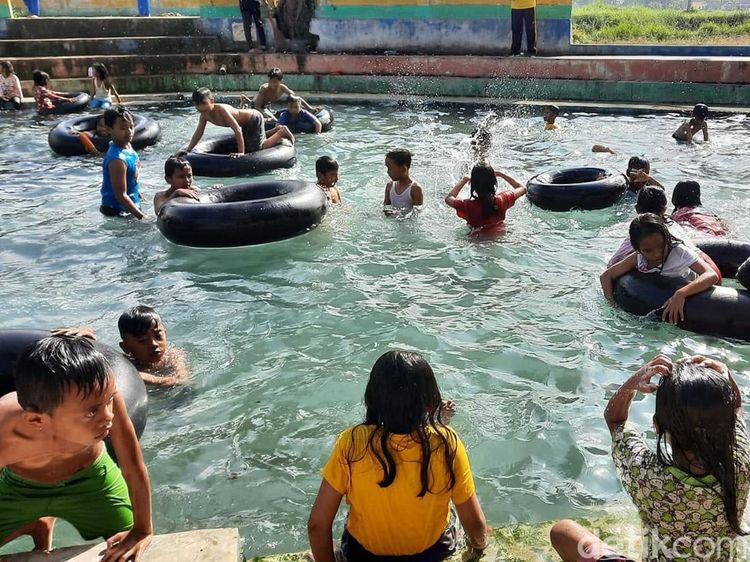 Keseruan Berenang di Pemandian Sumber Penang Pamekasan