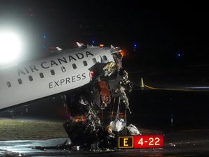 3 Fakta Pesawat Tabrak Truk Damkar di Bandara New York Telan Korban