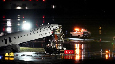 Penampakan Pesawat Air Canada Ringsek Usai Tabrakan dengan Truk Pemadam
