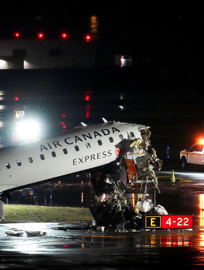 Penampakan Pesawat Air Canada Ringsek Usai Tabrakan dengan Truk Pemadam