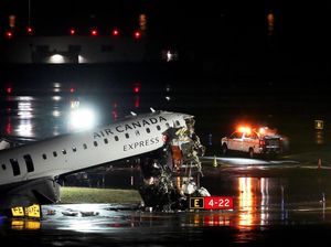 Video Detik-detik Pesawat Tabrak Truk Damkar di Bandara New York