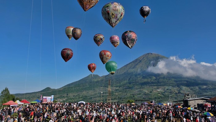 Sejumlah balon udara berbagai motif menghiasi langit di lembah Sindoro-Sumbing Dusun Garung, Butuh, Kalikajar, Wonosobo, Jawa Tengah, Senin ( 23/3/2026). Penerbangan balon udara tradisonal dalam rangkaian Festival Mudik 2026 yang digelar selama delap