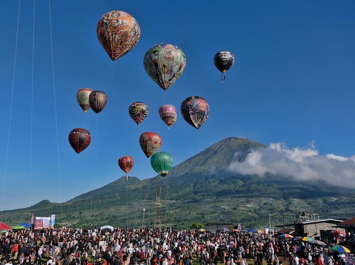 Sejumlah balon udara berbagai motif menghiasi langit di lembah Sindoro-Sumbing Dusun Garung, Butuh, Kalikajar, Wonosobo, Jawa Tengah, Senin ( 23/3/2026). Penerbangan balon udara tradisonal dalam rangkaian Festival Mudik 2026 yang digelar selama delapan hari di 23 lokasi tersebut merupakan event tahunan untuk meningkatkan kunjungan wisata ke Kabupaten Wonosobo, melestarikan tradisi budaya lokal dan ajang kreativitas masyarakat pedesaan. ANTARA FOTO/Anis Efizudin/rwa.